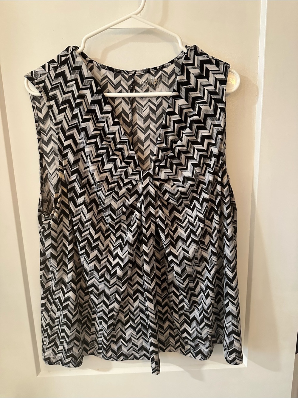 Apt. 9 Black & White Chevron V-Neck Sleeveless Cami